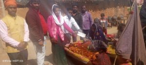 मृतक के पत्नी को चेक देते संस्था के लोग 